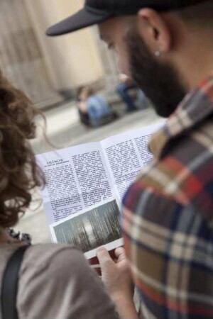 Spanisches Besucherpaar vor dem "Raum der Stille" im nördlichen Torbau des Brandenburger Tors