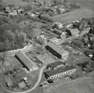 Ortsteilansicht (vor der Devastierung 1995) mit Wohnensemble (ehem. Stallgebäude) und ehem. Luftschutzbunker, Neupetershainer Straße 4a/5 gegen Steinitzer Straße