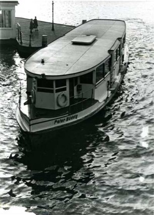 Alsterschiff 'Peter Büddig' am Anlegesteg, Hamburg