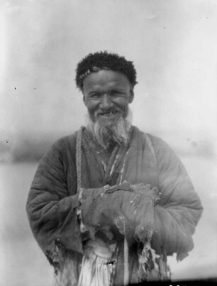 China. Sinkiang (Xinjiang). Takla Makan. Kameltreiber Supurkha-Achon mit Pelzmuff