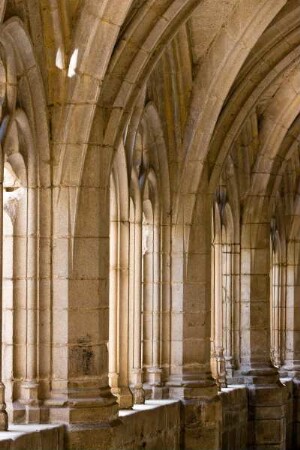 Frankreich. Auvergne. Haute Loire. La Chaise Dieu. Eglise abbatiale Saint Robert. Kreuzgang