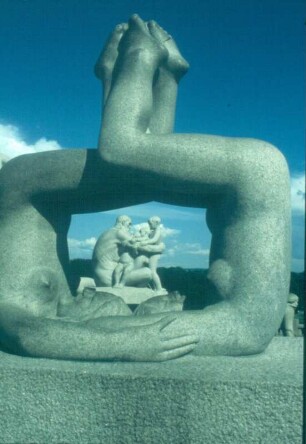 Oslo. Vigeland-Park. Skulpturengruppe junge Mädchen turnend