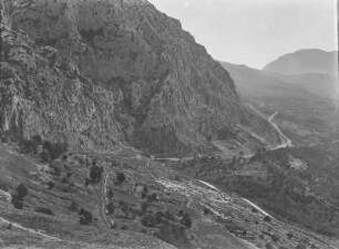 Weg nach Delphi : Blick auf einen Weg im Gebirge nach Delphi