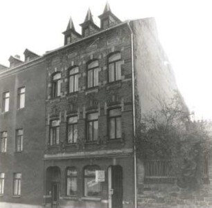 Reichenbach (Vogtland), Am Graben 18. Wohnhaus mit Laden. Um 1900. Straßenansicht