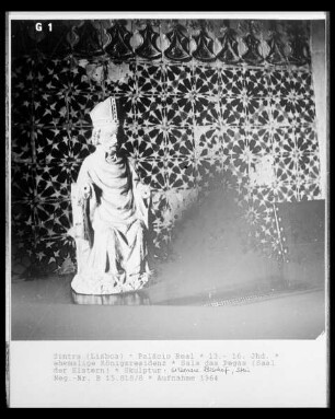 Figur eines sitzenden Bischofs