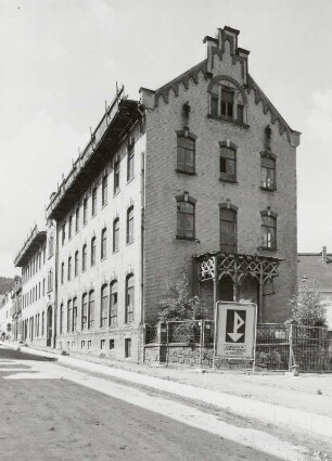 Olbernhau. Fabrikgebäude, Bahnhofstraße 4 : Olbernhau (Mittlerer Erzgebirgskreis). Fabrikgebäude (Kunstmöbel-Fabrik "Otto Weinhold jr."), Bahnhofstraße 4, Giebelansicht