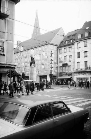 Freiburg: Kaiser-Joseph-Straße mit Weihnachtsbeleuchtung und Bertoldsbrunnen Richtung Kaufhof
