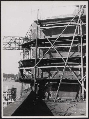 Auf der Deutschen Werft am Hamburger Hafen