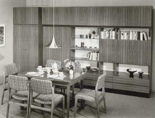 Stuhl mit gepolsterter Sitzfläche und Rückenlehne : Wohnzimmermöbel (1975; VEB Möbelkombinat Eisenberg). Anbauwand und Eßtisch mit sechs Stühlen