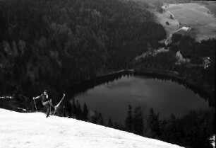 Feldberg: Letzte Skifahrer (Hintergrund Feldsee); am Hang zum Feldsee