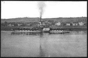 Gauernitz. Elbhäuser - Elbe mit Dampfer "Bodenbach"