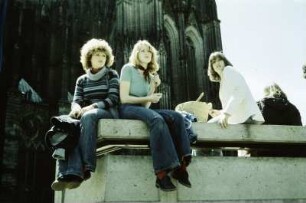 Drei Frauen vorm Kölner Dom