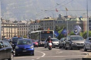 Genf - Straßenverkehr : Straßenverkehr auf der Rhônebrücke, aufgenommen in Genf am 22. Mai 2010