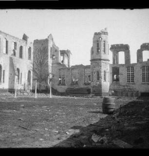 Messines (=Mesen, Belgien): "im zerschossenen Kloster" (Außenansicht)