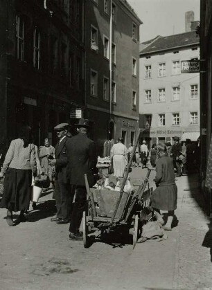 Bautzen, Hintere Reichenstraße. Wochenmarkt, Gänseverkauf. Blick in Richtung Kornstraße