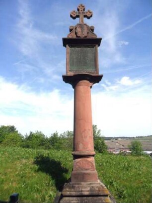 Festung Marienberg-Bildstock nördlich der Bastei Cäsar mit gußeiserner Textplatte und darübiger Wappenkartusche von Fürstbischof Melchior Zobel von Giebelstadt (1544-1558) in Übersicht