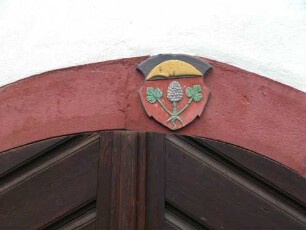 Stadtbild-Kantorat (1510-renoviert 2003) am Rathausplatz-Ansicht von Süden über Giebelseite-Kellereingang-Gewändeschlußstein mit Stadtwappen in Farbigkeit (renoviert 2003)