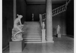 Blick in die Ausstellung der Nationalgalerie, Treppenhaus