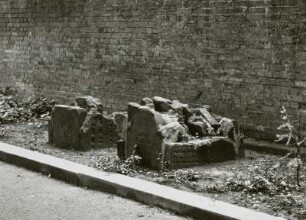 Berlin, Große Hamburger Straße. Jüdischer Friedhof, Grabsteinreste mit hebräischen Inschriften an der Friedhofsmauer