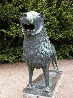 Braunschweiger Löwe im Park von Blankenburg : Im Park von Blankenburg am Harz steht dieser Braunschweiger Löwe als Metallolasti, aufgenommen 2004
