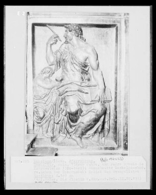 Hochaltar, Sockelgeschoss, rechtes Relief: Evangelist Matthäus