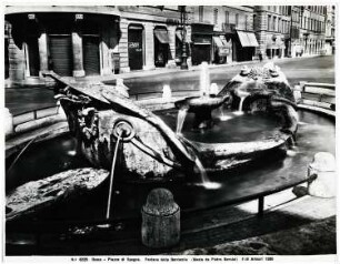 Fontana della Barcaccia, Rom: Barkenbrunnen auf der Piazza di Spagna