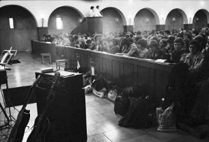Freiburg, West, Heilige Familie: Ministranten beim Gottesdienst in der Kirche