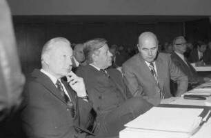 Freiburg: Kongresshalle [am Karlsplatz], Landesbischof Claß, Stuttgart; Bundeskanzler Helmut Schmidt; stellvertretend Vorsitzender Hild, Rat der Evangelischen Kirche, Dortmund