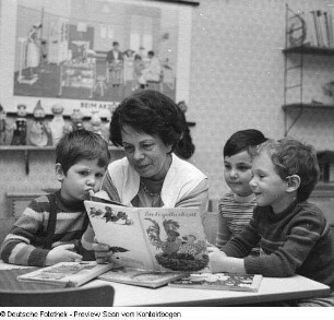 Kindergärtnerin Walpurga Heimann, Kindergarten Kipsdorfer Straße, während ihrer Arbeit