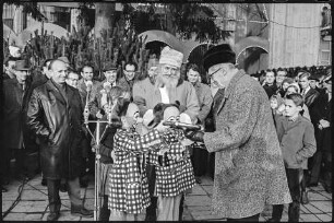 Herbert Fechner, Oberbürgermeister von Ostberlin, eröffnet Weihnachtsmarkt, November 1968. SW-Foto © Kurt Schwarz.