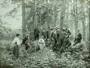 Bautzen? Gruppenbildnis in einem Waldstück