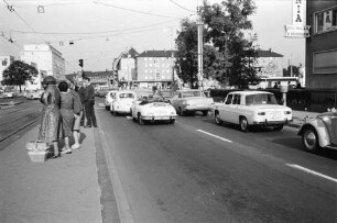 Autoverkehr in der Ebertstraße.