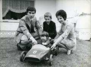 Peter Dietrich mit Frau Ingrid und seinen Kindern