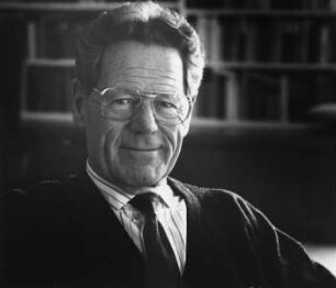 Hans Küng (geb. 1928; Schweizer Theologe, katholischer Priester, Kirchenkritiker, religionsphilosophischer Autor). Tübingen, 1991