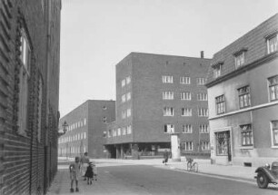 Straßenszene : Straße mit modernen Wohnblöcken, vermutlich auf der Elbinsel Veddel.