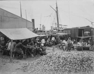 Am Hafen : Hafenarbeiter rasten