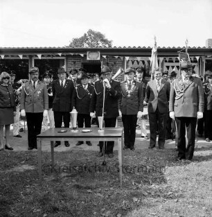 Volks- und Schützenfest: Schützenverein Sprenge und Umgebung e.V.: Begrüßung durch Helmut Ausborn, mit Kreisschützenverbandsvorsitzendem Hans-Georg Talies, der Damenbetreuerin Gisela Lück, Schützenkönig Herbert Zingelmann und Ehrengästen