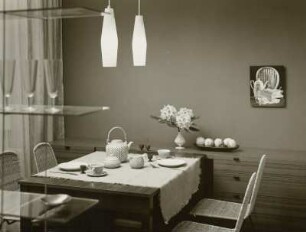 Stuhl : Musterwohnzimmer für eine 3-Raum-Wohnung (1965; Zentrales Entwicklungsbüro Leipzig). Eßplatz mit Flachstrecke der Anbauwand