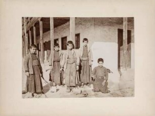 Armenische Waisenkinder : Armenische Waisenkinder in einer deutschen Missionsstation in der Stadt Kahramanmara?.