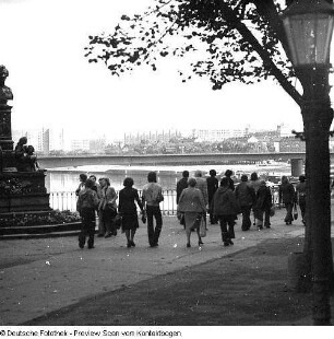 Brühlsche Terrasse (Baustelle Hotel Hilton, Terrassenufer mit Dampferanlegestelle, neue Carolabrücke, Hochwasser, Rietscheldenkmal, Freitreppe, Cafés, Autos)