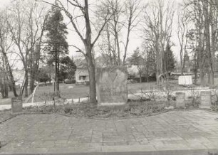 Park mit Grabanlage für Opfer des Faschismus. Zentraler Gedenkstein und Grabsteine verschiedener Nationen
