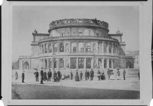 Dresden. Hoftheater : Krone, Hermann (1827-1916): Ansicht des Dresdner Hoftheaters (Hauptfront) nach dem Brand. Photographie. 1869