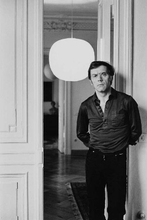 Der Grafiker Walter Herzog in seiner Wohnung