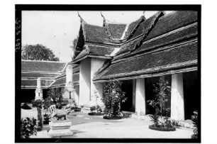 Tempel in Thailand : Thailand. Wat Sampeng, Hof mit Arkaden in denen Buddhafiguren stehen und einem Tor, 1908/1913 (vgl. df_hauptkatalog_0507622)