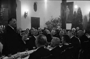 Freiburg: Kaufhaussaal; Nato-Konferenz; ehemaliger portugiesischer Außenminister Paolo Cunha am Tisch sprechend