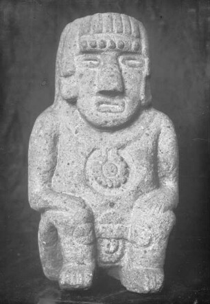 Steinfigur eines Hockenden