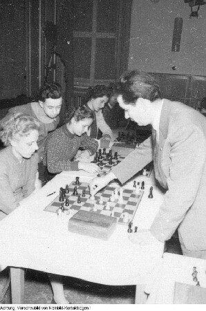 Dresden. Wolfgang Uhlmann (stehend), Großmeister im Schach während des internationalen Schachturniers in Dresden, 1956
