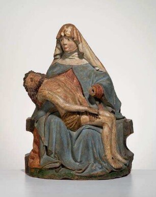 Pietà (Vesperbild) mit Maria auf einer Bank sitzend, im Schoß den toten Jesus mit hochgewölbtem Rücken, die Hände über den Oberschenkeln gekreuzt