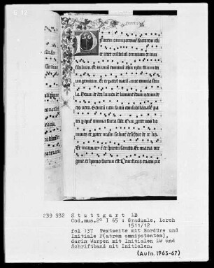 Graduale (Benediktinerhandschrift) — Initiale P(atrem omnipotentem) mit anschließender Ranke, Folio 137recto