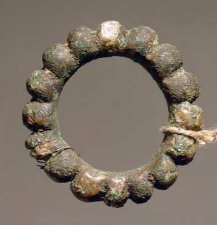 Ring, mit Buckeln verziert
